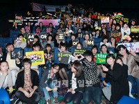 韓国の人気女優キム・ソナのファンが、映画『闘魂』の広報で忙しいキム・ソナのために“秘密の試写会”を企画した。キム・ソナが気づかないように“007作戦”を繰り広げたという。 韓国の人気女優キム・ソナのファンが、映画『闘魂』の広報で忙しいキム・ソナのために“秘密の試写会”を企画した。キム・ソナが気づかないように“007作戦”を繰り広げたという。