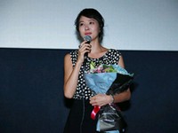 韓国の人気女優キム・ソナのファンが、映画『闘魂』の広報で忙しいキム・ソナのために“秘密の試写会”を企画した。キム・ソナが気づかないように“007作戦”を繰り広げたという。 韓国の人気女優キム・ソナのファンが、映画『闘魂』の広報で忙しいキム・ソナのために“秘密の試写会”を企画した。キム・ソナが気づかないように“007作戦”を繰り広げたという。