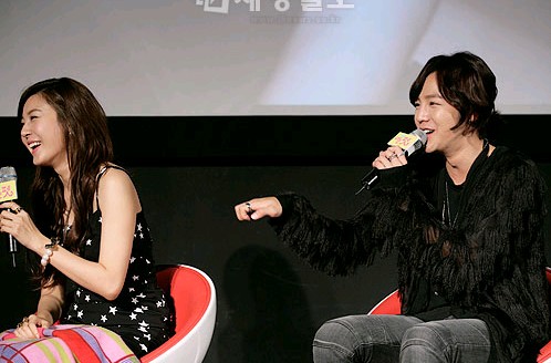 韓国の人気俳優チャン・グンソクと女優キム・ハヌルが主演の映画『きみはペット』の制作報告会が5日午前、ソウルロッテシネマ・ピカデリーにて開かれた。同報告会にはチャン・グンソクとキム・ハヌルが参加した。
