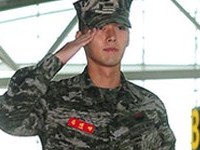 韓国海兵隊に服務中の俳優ヒョンビンが新型軍服姿で空港に現れ、話題になった。
