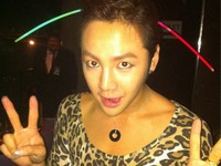 チャン・グンソクは6日、自身のツイッターに「LMFAOが一緒に踊ろうと言っている！シャッフル！勝負だ！バトル！ステージに上がって来いと言っているが、どうしよう！？とりあえず、まずは遊んで、仕事はあと！オレがまさにシャッフルキングだ！」というコメントとともに写真を掲載した。写真＝チャン・グンソクのツイッターより