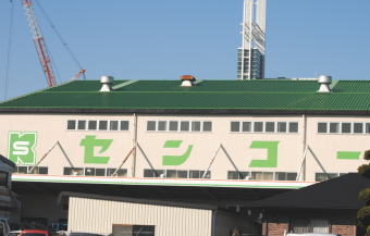 センコー<9069>(東1)は震災後の3月15日の年初来安値190円から順調な上昇トレンドを見せている。10月3日には316円まで水準を切り上げてきているが、この間、上げては押し目を入れる着実な二進一退型の上げを見せており、相場の腰の強さがうかがえる。 センコー<9069>(東1)は震災後の3月15日の年初来安値190円から順調な上昇トレンドを見せている。10月3日には316円まで水準を切り上げてきているが、この間、上げては押し目を入れる着実な二進一退型の上げを見せており、相場の腰の強さがうかがえる。