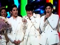 韓国7人組男性グループ「INFINITE」（インフィニット）が9日に放送された韓国SBS TVの音楽番組「人気歌謡」で1位に該当する『ミュティズン・ソング』を受賞し、他を抑えた独走体制でアイドルグループとしての実力を見せた。