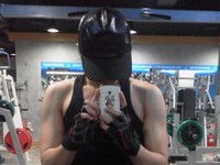 9日、韓国の男性アイドルグループ「FTISLAND」（エフティー・アイランド）のメンバー、イ・ホンギはツイッターで「誰でしょう？」という短い文とともに一枚の写真を掲載した。写真=イ・ホンギTwitter