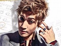 韓国男性人気アイドルグループ「SS501」（ダブルエスゴーマルイチ）のリーダー、キム・ヒョンジュンが2枚目のソロミニアルバム『Lucky』のタイトル曲『Lucky Guy』でカムバックし、韓国音楽専門サイト「モンキー3」のソーシャルミュージックチャートで1位を獲得した。
