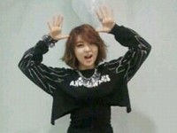 韓国ガールズグループ「4Minute」（フォーミニッツ）のメンバー、クォン・ソヒョンは11日、自身のツイッターを通して「MTVで。ハハハハ。同じでしょ？」というコメントとともに一枚の写真を公開した。