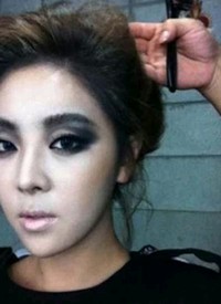 韓国の4人組女性グループ「Brown Eyed Girls」(ブラウンアイドガールズ)のメンバー、ナルシャは8日、自身のツイッターに「忙しくて楽しい。やった!」というコメントと共に写真をアップした。 韓国の4人組女性グループ「Brown Eyed Girls」(ブラウンアイドガールズ)のメンバー、ナルシャは8日、自身のツイッターに「忙しくて楽しい。やった!」というコメントと共に写真をアップした。