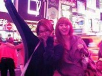 韓国女性歌手G.NAは11日、自身のツイッターに「タイムスクエアで4Minuteのナム･ジヒョンと一緒に。一日目はこのように夢ゆめうつつに」というコメントと共に写真をアップした。