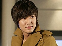 最近、ロシアの某韓国ドラマサイトで行われた「人気絶頂の男性俳優は誰？」というアンケートで、イ・ミンホが50.39％という圧倒的な支持を受け、1位を獲得した。
