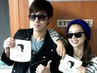 2006年に解散した韓国の女性ボーカルグループ「Sugar」（シュガー）の元メンバーで女優のパク・スジンと、東方神起のユンホが仲睦まじい姿を公開した。
