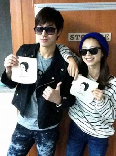 2006年に解散した韓国の女性ボーカルグループ「Sugar」（シュガー）の元メンバーで女優のパク・スジンと、東方神起のユンホが仲睦まじい姿を公開した。
