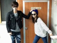 2006年に解散した韓国の女性ボーカルグループ「Sugar」（シュガー）の元メンバーで女優のパク・スジンと、東方神起のユンホが仲睦まじい姿を公開した。
