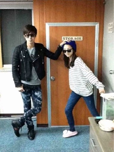 2006年に解散した韓国の女性ボーカルグループ「Sugar」（シュガー）の元メンバーで女優のパク・スジンと、東方神起のユンホが仲睦まじい姿を公開した。
