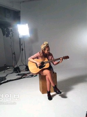 韓国出身の5人組女性歌手グループ「Wonder Girls」(ワンダーガールズ)の公式ツイッターに10日、ピンクシャツを着て、金髪に大きなリボンのヘアーバンドをつけたイェウンの写真がアップされた。写真の中でイェウンはギターを弾きながら歌に心酔している。写真=Wonder Girls公式ツイッター 韓国出身の5人組女性歌手グループ「Wonder Girls」(ワンダーガールズ)の公式ツイッターに10日、ピンクシャツを着て、金髪に大きなリボンのヘアーバンドをつけたイェウンの写真がアップされた。写真の中でイェウンはギターを弾きながら歌に心酔している。写真=Wonder Girls公式ツイッター