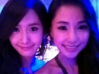 人気ガールズグループ「少女時代」のユナと韓国女優コン・ヒョンジュがツーショット写真を公開し、話題になっている。
