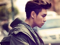 韓国男性アイドルグループ「BIGBANG」（ビッグバン）のメンバー、T.O.Pは最近、カルバン・クライン・ジーンズの冬のアウターシリーズのモデルとしてグラビア撮影のためにニューヨークを訪れ、囲気のある秋の男の魅力を発散したという。