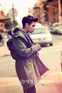 韓国男性アイドルグループ「BIGBANG」(ビッグバン)のメンバー、T.O.Pは最近、カルバン・クライン・ジーンズの冬のアウターシリーズのモデルとしてグラビア撮影のためにニューヨークを訪れ、囲気のある秋の男の魅力を発散したという。 韓国男性アイドルグループ「BIGBANG」(ビッグバン)のメンバー、T.O.Pは最近、カルバン・クライン・ジーンズの冬のアウターシリーズのモデルとしてグラビア撮影のためにニューヨークを訪れ、囲気のある秋の男の魅力を発散したという。