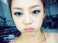 KARAのク・ハラは11日、自身のツイッターに「私の顔が鯉みたいだって。もう知らない！寝る！」とすねたような愛嬌あふれるコメントとともに一枚の写真を掲載した。写真＝ハラのツイッターより