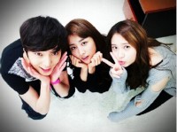 韓国のガールズグループf(x)のメンバー、クリスタルが韓国MBCドラマ『ハイキック3』で共演しているカン・スンユン、パク・ハソンと一緒に撮った写真を公開し、話題になっている。写真=クリスタルのme2dayより 韓国のガールズグループf(x)のメンバー、クリスタルが韓国MBCドラマ『ハイキック3』で共演しているカン・スンユン、パク・ハソンと一緒に撮った写真を公開し、話題になっている。写真=クリスタルのme2dayより