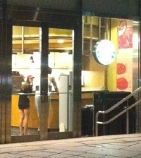 少女時代のジェシカと2PMのオク・テギョンが、ブランチを一緒にしているところをスクープされ、話題となっている。写真は、8月に日本で活動中の二人が東京のカフェで揃って注文する姿が撮影されたもの。 少女時代のジェシカと2PMのオク・テギョンが、ブランチを一緒にしているところをスクープされ、話題となっている。写真は、8月に日本で活動中の二人が東京のカフェで揃って注文する姿が撮影されたもの。