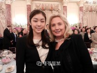 フィギュアスケートのキム・ヨナ(高麗大)が米国国務省主催の昼食会でヒラリー・クリントン米国務長官と撮った写真が公開された。 フィギュアスケートのキム・ヨナ(高麗大)が米国国務省主催の昼食会でヒラリー・クリントン米国務長官と撮った写真が公開された。
