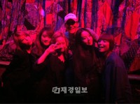 韓国のガールズグループ「Wonder Girls」（ワンダーガールズ）のTwitter（ツイッター）に「GOD」のメンバー、パク・ジュンヒョンと撮った写真が掲載され話題になった。写真＝Wonder GirlsのTwitterより