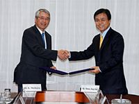 コスモ石油の森川桂造代表取締役副社長(左)とヒュンダイオイルバンクの文 鍾博専務取締役(右)　（画像提供：コスモ石油）
