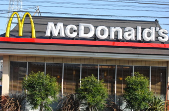 日本マクドナルドホールディングス<2702>(JQS)は震災後の3月14日に2668円と一時的な反落場面をはさんだが、その後は一気に震災前の水準に戻し、その後も高値圏での堅調な展開を維持している。 日本マクドナルドホールディングス<2702>(JQS)は震災後の3月14日に2668円と一時的な反落場面をはさんだが、その後は一気に震災前の水準に戻し、その後も高値圏での堅調な展開を維持している。