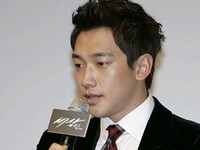 最近韓国で入隊した歌手RAIN（ピ）のデビュー時代の映像が公開された。14日、 韓国SBS『ペ・ギワン、チェ・ヨンア、ジョ・ヒョンギの良い朝』では、RAINがバックダンサーパク・ジユンとしてスタートし、2002年『悪い男』でデビューするまでの新人時代の映像が公開された。