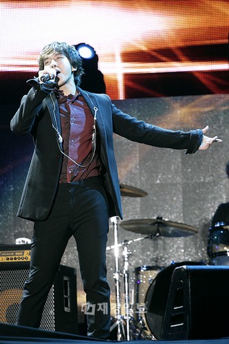 「2011Asia Song Festival」で華やかなステージ:イ・スンギ(1)