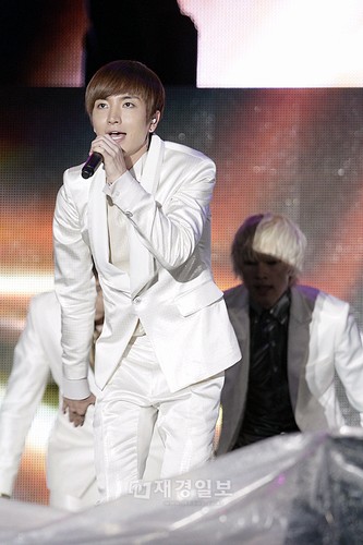 「2011Asia Song Festival」で華やかなステージ:SUPER JUNIORイトゥク(1)