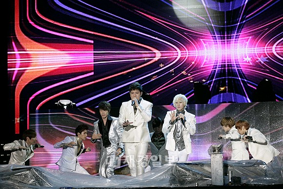「2011Asia Song Festival」で華やかなステージ:SUPER JUNIORシンドン