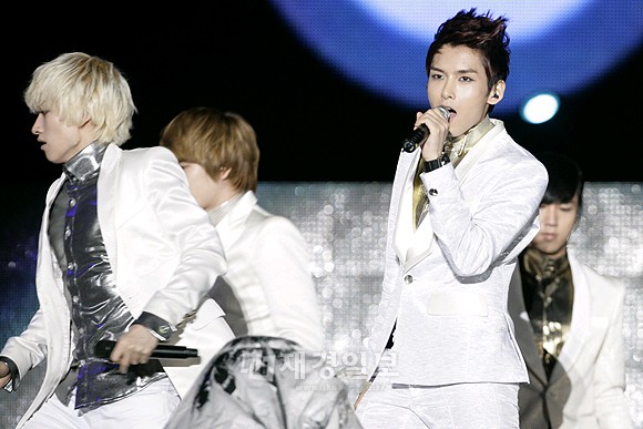 「2011Asia Song Festival」で華やかなステージ:SUPER JUNIORリョウク