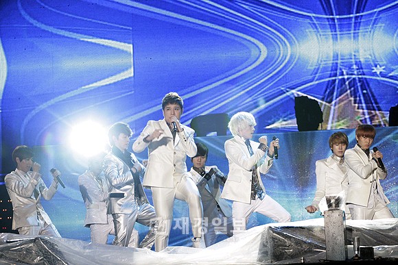 「2011Asia Song Festival」で華やかなステージ:SUPER JUNIOR(2)
