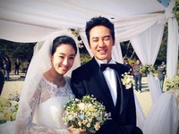 俳優オム・テウンは16日午後、自身のツイッターに「私たち結婚しました」というコメントと共に女優チョン・リョウォンと撮ったウェディングショットを公開した。
