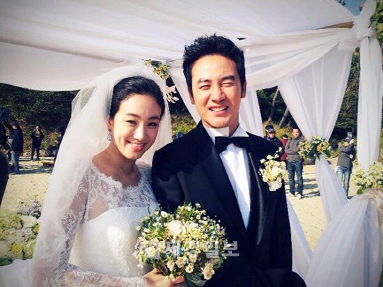 俳優オム・テウンは16日午後、自身のツイッターに「私たち結婚しました」というコメントと共に女優チョン・リョウォンと撮ったウェディングショットを公開した。
