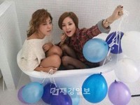 韓国の女性4人組歌手グループ「Brown Eyed Girls」 (ブラウンアイドルガールズ)のナルシャは16日午後、自身のツイッターに「Egg Song」という短いコメントと共にメンバーのミリョと写した写真を投稿した。
