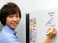 サムスン・Zipelの一日販売員として参加した韓国歌手イ・スンギがキムチ冷蔵庫を完売させ、モデルパワーを見せつけた。写真 =サムスン電子
