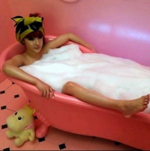 16日、あるオンラインコミュニティ掲示板に「パク・ボム、バスタブに横になった姿もセクシー」というタイトルの写真が掲載された。写真=オンラインコミュニティ