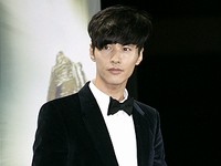 17日、ソウル・光化門の世宗文化会館で開かれた第48回大鐘賞映画祭授与式で韓国俳優ウォンビンがレッドカーペットを踏んだ。