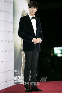 17日、ソウル・光化門の世宗文化会館で開かれた第48回大鐘賞映画祭授与式で韓国俳優ウォンビンがレッドカーペットを踏んだ。
