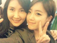 韓国女性アイドルグループ「T-ARA」(ティアラ)のメンバー、ウンジョンと女優チェ・シラの2ショット写真が話題になっている。写真＝コアコンテンツメディア