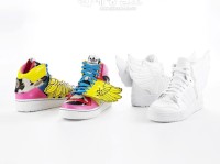 世界的デザイナー、ジェレミー・スコットが2NE1のためのシューズを製作した。