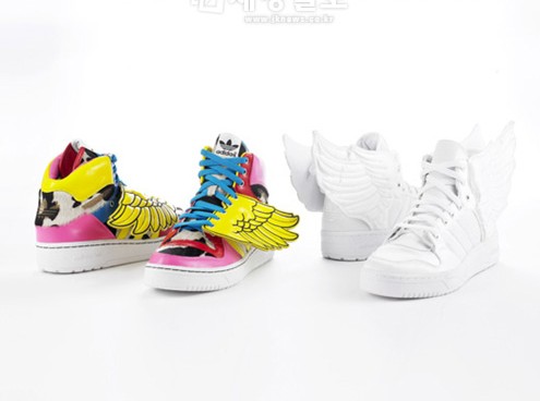 世界的デザイナー、ジェレミー・スコットが2NE1のためのシューズを製作した。