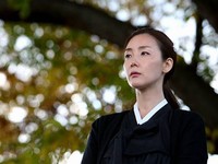 韓流スターの女優チェ・ジウが黒い喪服姿で韓国MBC TV水木ドラマ「負けてたまるか！」第17話を撮影する姿が公開された。