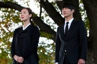 韓流スターの女優チェ・ジウが黒い喪服姿で韓国MBC TV水木ドラマ「負けてたまるか!」第17話を撮影する姿が公開された。 韓流スターの女優チェ・ジウが黒い喪服姿で韓国MBC TV水木ドラマ「負けてたまるか!」第17話を撮影する姿が公開された。