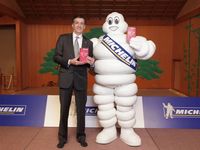 日本ミシュランタイヤのベルナール・デルマス社長とミシュランマン(写真提供:日本ミシュランタイヤ) 日本ミシュランタイヤのベルナール・デルマス社長とミシュランマン(写真提供:日本ミシュランタイヤ)