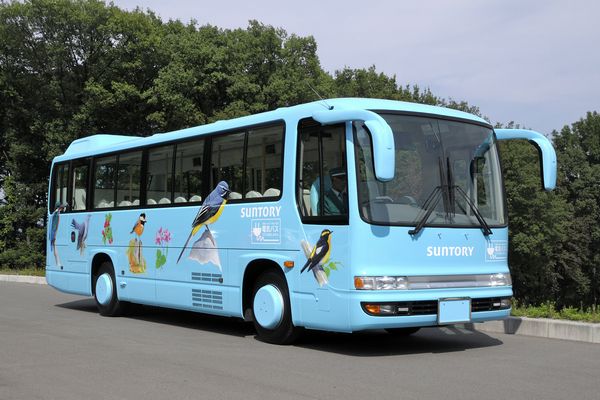 リチウムイオン電池を搭載した新型電気バス（写真提供：サントリーホールディングス）