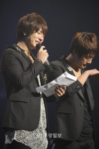 今月25日に入隊する予定の超新星ユナク(本名:チョン・ユナク)が先日、日本でのファンミーティング(ファンとの集い)において2万人以上のファンに別れのあいさつをしながら熱い涙を流した。会場のファンたちも名残惜しさに感涙、まさに涙の渦となった。 今月25日に入隊する予定の超新星ユナク(本名:チョン・ユナク)が先日、日本でのファンミーティング(ファンとの集い)において2万人以上のファンに別れのあいさつをしながら熱い涙を流した。会場のファンたちも名残惜しさに感涙、まさに涙の渦となった。