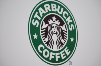 スターバックス　コーヒー　ジャパン＜２７１２＞（ＪＱＳ）は、６５０円高の４万５５００円と変わらずを挟んで３日続伸している。